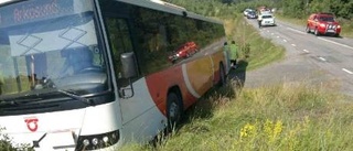 Buss tvingades köra 100 meter på vägrenen