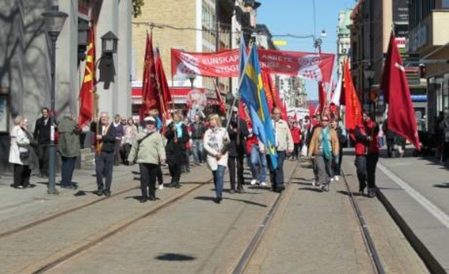 Tillsammans är vi starka! Mer arbete åt alla! Slagord och musik hördes då årets 1 majdemonstranter tågade genom Norrköping.