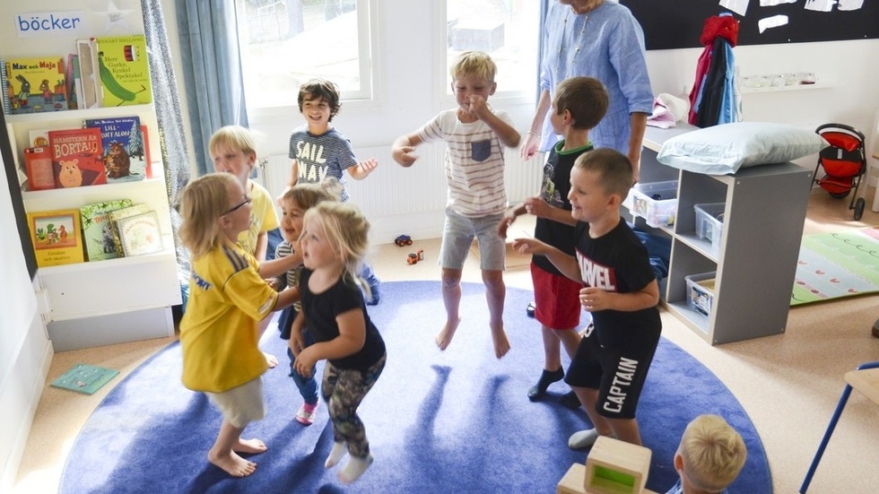 Det handlar inte om en besparing utan om att anpassa kostymen efter antal barn, kommenterar humanistiska nämndens förste vice ordförande Lena Isoz (M) varslet. Bilden är tagen i ett annat sammanhang. 