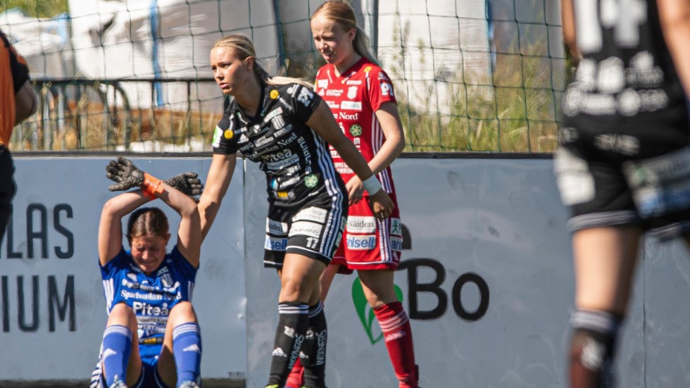 Evelina Moberg i svart tröja, ses som en jättetalang.