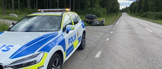 Bilist och motorcyklist i krock utanför Merlänna – en person förd till sjukhus