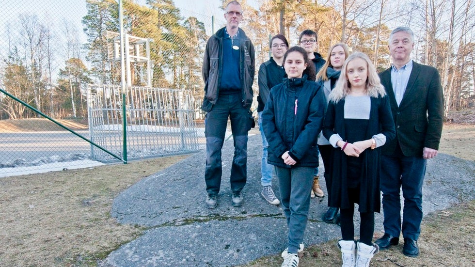INSÄNDARE: Skolans fotbollsnät äntligen på plats
