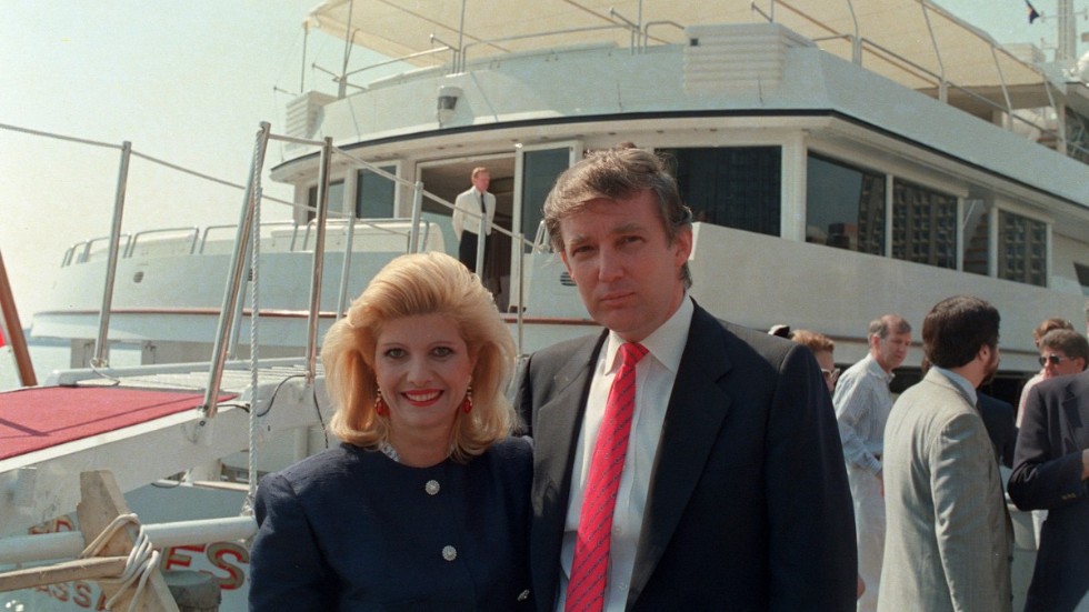 Ivana Trump poserar med den unge fastighetsutvecklaren Donald Trump, senare USA:s president, framför deras lyxjakt 1988.