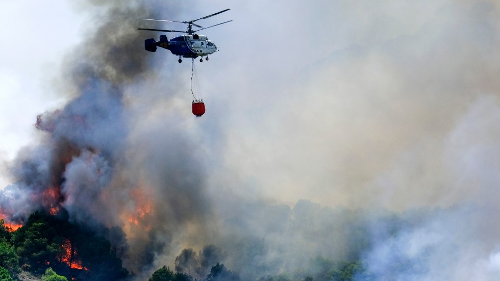 Helikoptrar och brandflyg har flugit i skytteltrafik för att vattenbomba skogsbränderna på Mijasberget vid spanska solkusten. Arkivbild.