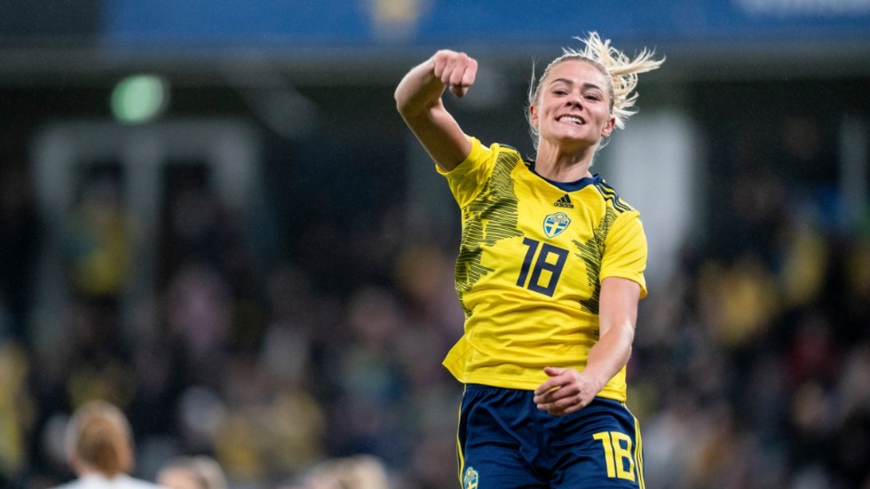 Fridolina Rolfö jublar över ett av alla Sveriges landslagsmål 2021. Arkivbild.