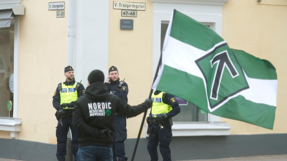 Nazistiska NMR under en demonstration i centrala Nyköping 2019. En av personerna som dömdes för hets mot folkgrupp i fjol har kopplingar till partiet.
