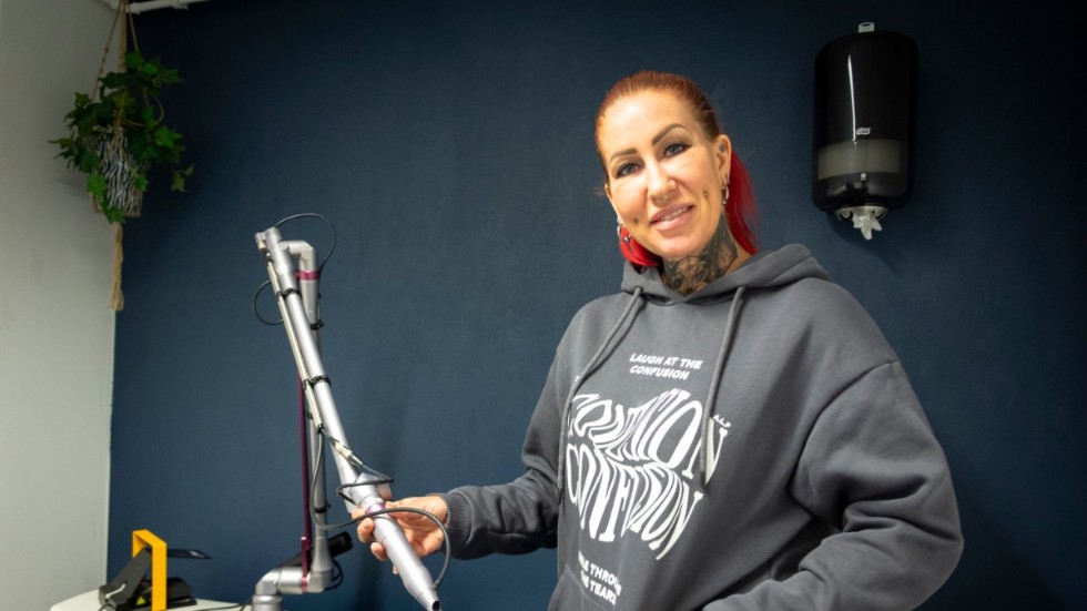 Helena Skjöldmöe säger att hon lasrar flera gånger i veckan. Det kan vara en tatuering man ledsnat på eller färger som bleknat med tiden.