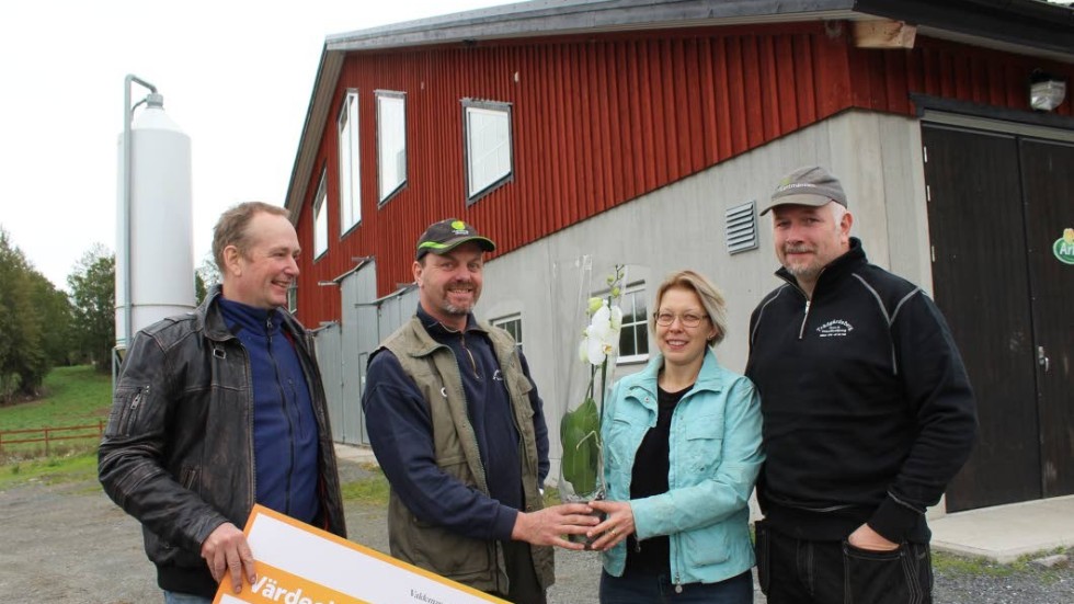 Otto Jacobsson och Andreas Rydén från Tjust Hushållningsgille överlämnar priset till Cecilia och Håkan Hjalmarsson (till höger i bild) på gården Trädgårdsberg.