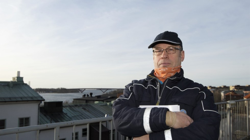 Håkan Karlsson började arbeta i juni 1975 efter att han hade slutat nian, då 16 år gammal. Sedan dess har det blivit oräknerligt antal mil på postcykeln.