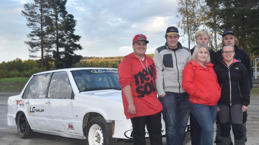 Hela gänget. SMS juniorstall. Längst fram Lovisa Holmgren och Wilma Lindström. Bakre raden fr v: Daniel Karlsson, Rasmus Grönlund, Emil Nordlund och Pontus Vikström. Foto: Roger Lindström.