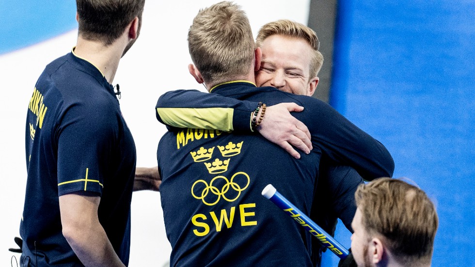 Lag Niklas Edin firar segern i semifinalen.