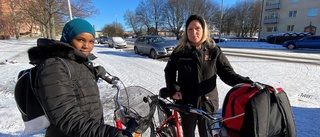 Hemtjänsten tog cykeln – trots läskiga väglaget: "Det är jättehalt, men vi måste fram – annars skulle vi aldrig hinna med alla "