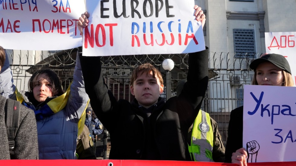 Demonstranter har samlats utanför ryska ambassaden i Kiev efter att Ryssland förklarat utbrytarregionerna Luhansk och Donetsk självständiga.