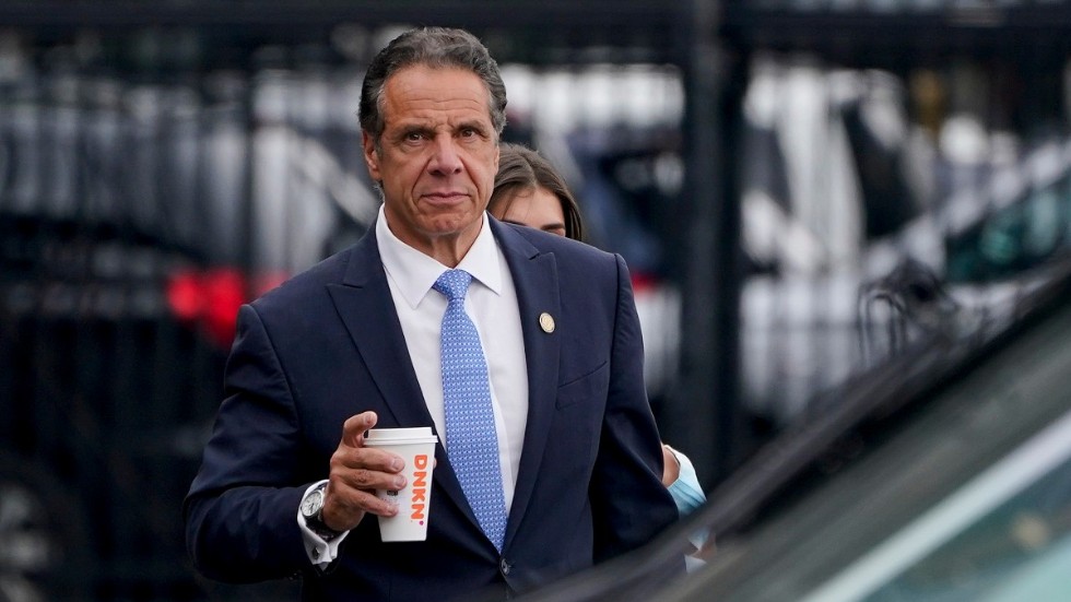 Andrew Cuomo krävs på pengar som han fått i ersättning för att skriva en bok om coronpandemin sedan det kommit fram att han använt delstatens personal för att skriva den. Arkivbild.