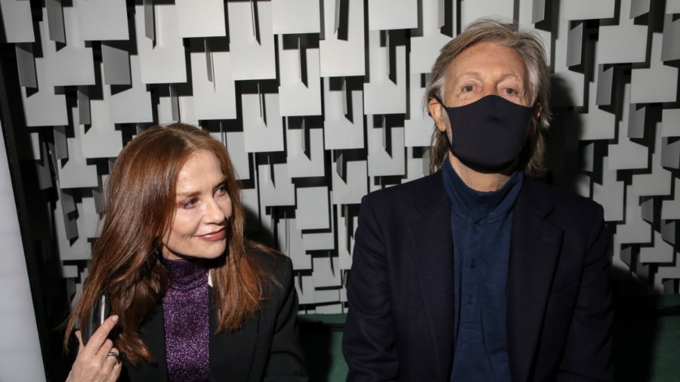 Isabelle Huppert tillsammans med Paul McCartney på Stella McCartneys modevisning i oktober. Arkivbild.