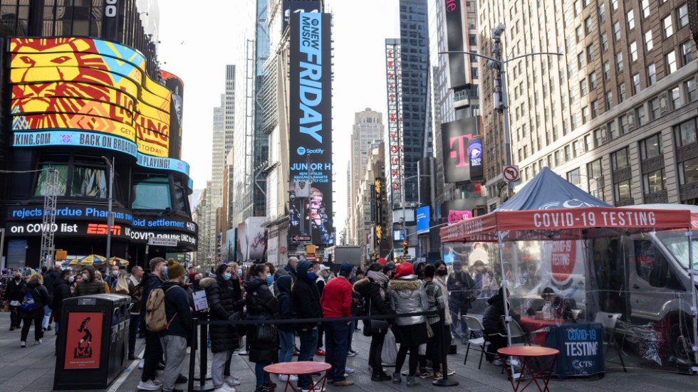 Folk köar för att testa sig vid Times Square i New York. Arkivbild.