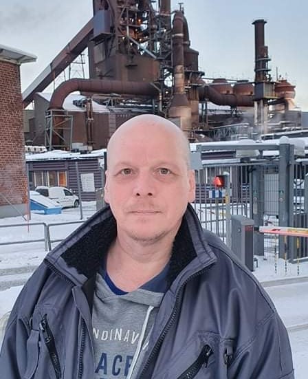 SD-politikern tar striden. Ulf Karlström kliver på som ny gruppordförande inom en av IF Metalls avdelningar på SSAB, trots att hans ärende är under utredning. "IF Metall ger mig inget kontor, ingen arbetstelefon, ingenting. Ren mobbning", säger han. 