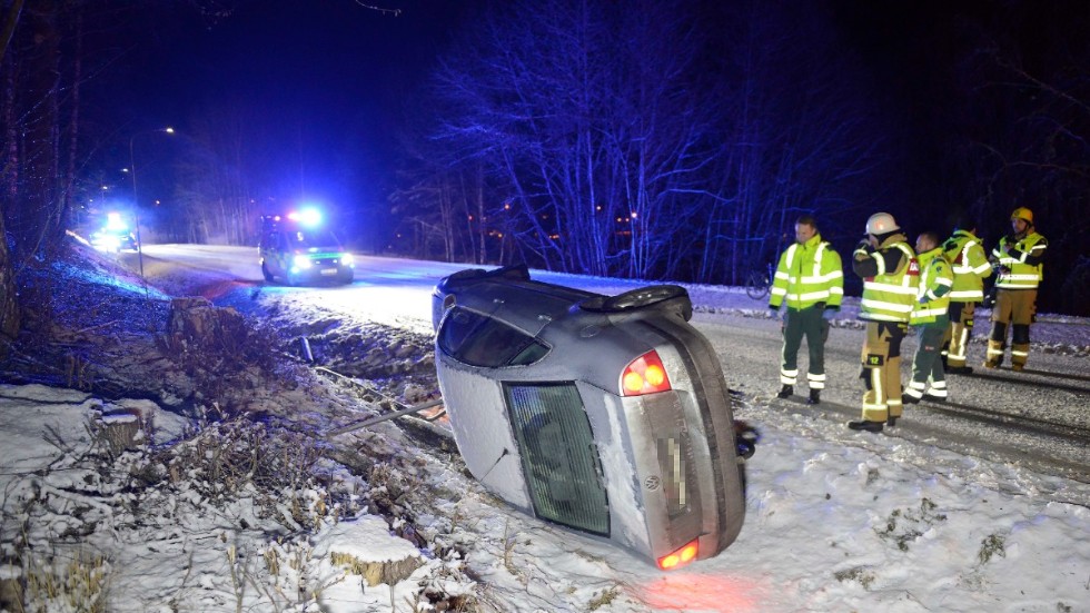 Bilen voltade av vägen och hamnade på sidan i diket.