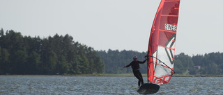 Surfarna i Nyköping svävar fram – hydrofoil nya vattensportstrenden