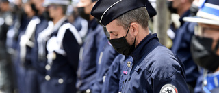 Tusentals poliser protesterar i Paris