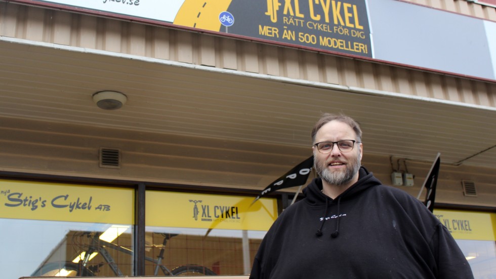 Ola Lundqvist utanför sin butik Nya Stigs Cykel & Fritid.