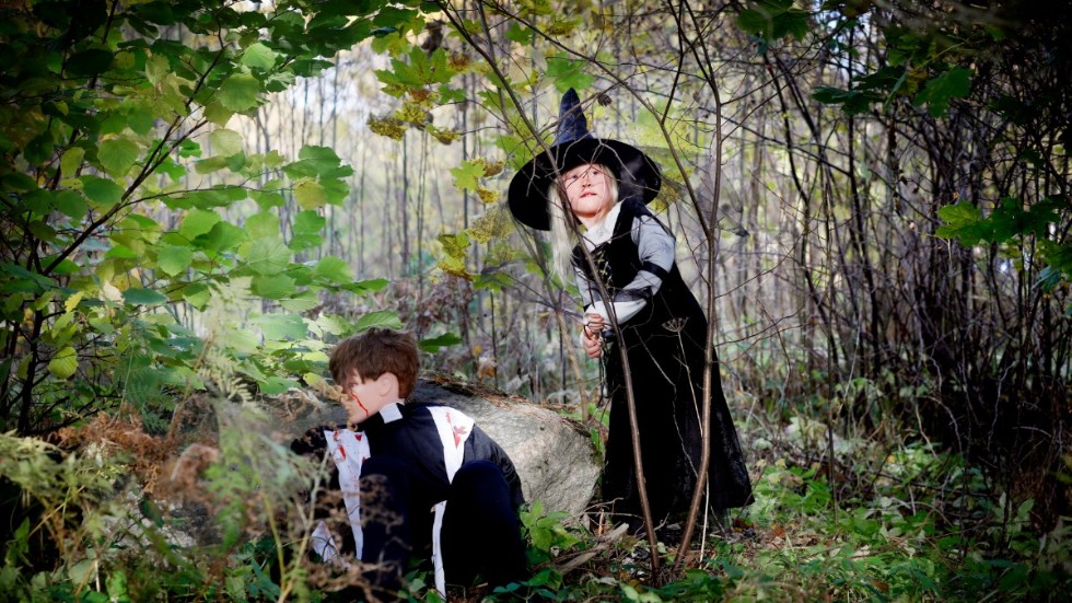 Vad gömmer sig i skogen? På halloweenstigen i Hällby väntar hårresande läskigheter men så länge det är ljust är det lugnt. Det tycker i alla fall Majken Tornvilla.