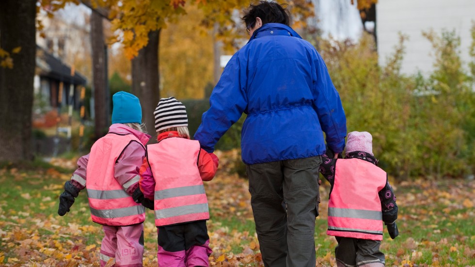 Många förskolor skriker efter personal, samtidigt som många i utsatta grupper står långt ifrån arbetsmarknaden. 

