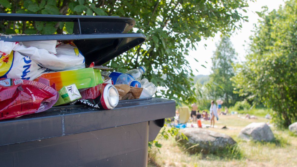 I år har problemen med nedskräpning och regelbrotten kring badplatsen nått nya nivåer, enligt lokalborna.