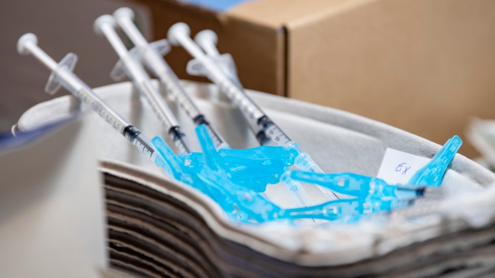 Pfizer minskar sina vaccinleveranser under juli. Arkivbild.