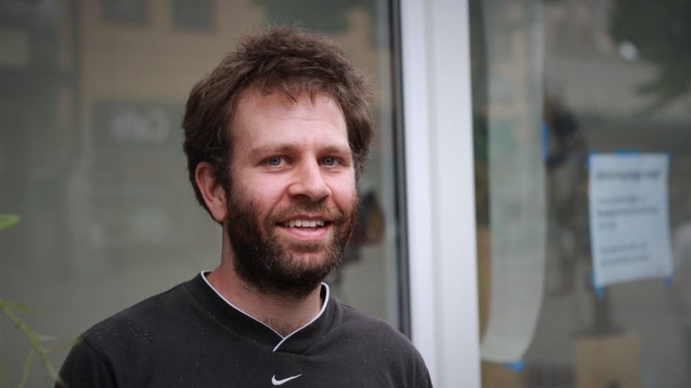 Daniel Diamant, konstnär bosatt i Katrineholm, ställer ut sin konst gjord av smält plast. 