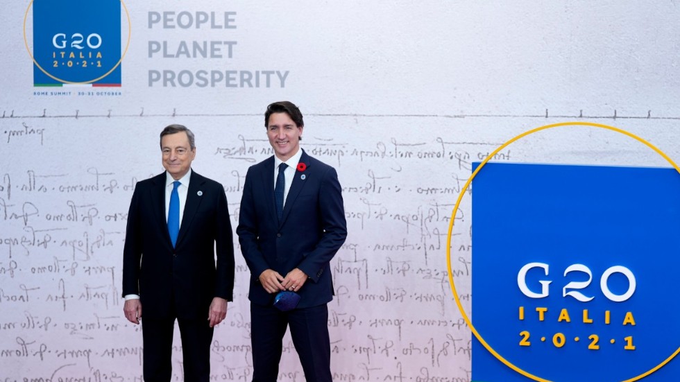 Kanadas premiärminister Justin Trudeau (till höger) är på plats Rom för G20-mötet. Här tillsammans med Italiens dito Mario Draghi.