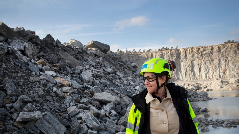 "Det är jättetråkigt att det har hänt och just därför tycker jag att det är viktigt att ha en tät dialog och att följa smittskyddsläkarens instruktioner", säger Matilda Hoffstedt, fabrikschef på Cementa i Slite.