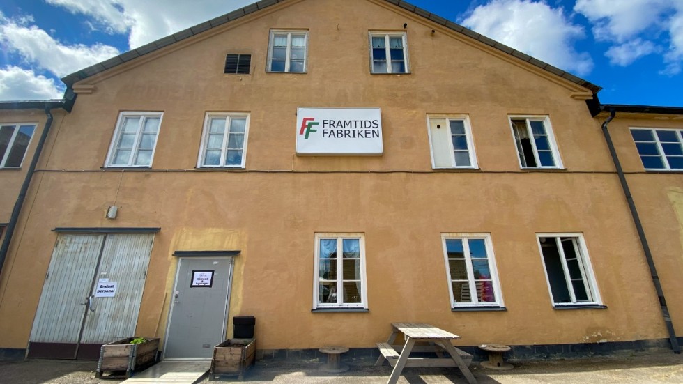 Förr i tiden stod det "Bröderna Larssons snickeri och skidfabrik" på fastigheten. Den kallas även för TE:s.