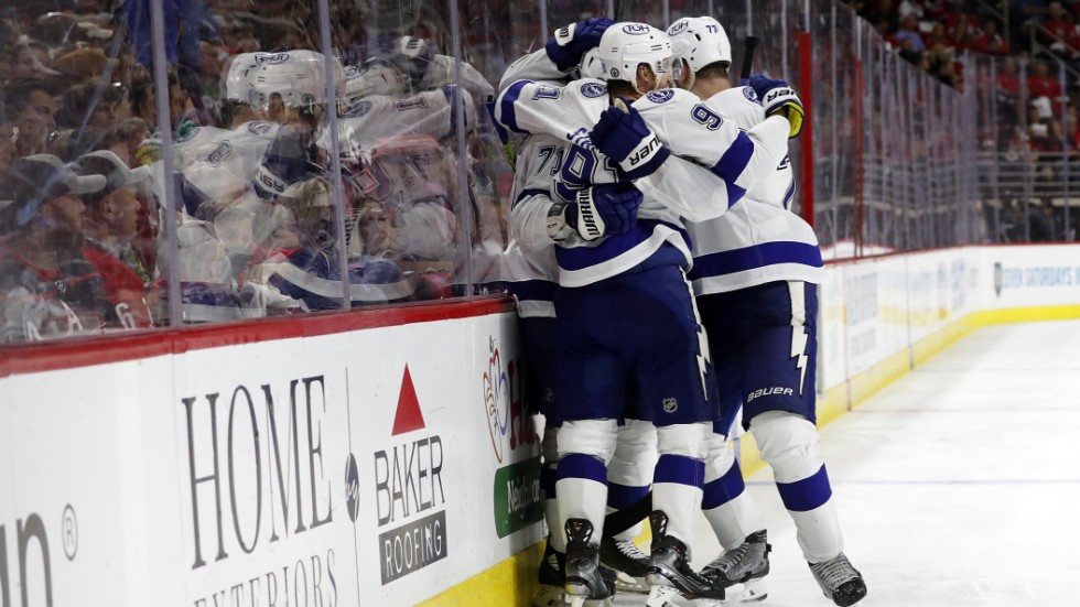 Tampa Bay-spelarna jublar efter Anthony Cirellis 2–0-mål mot Carolina.