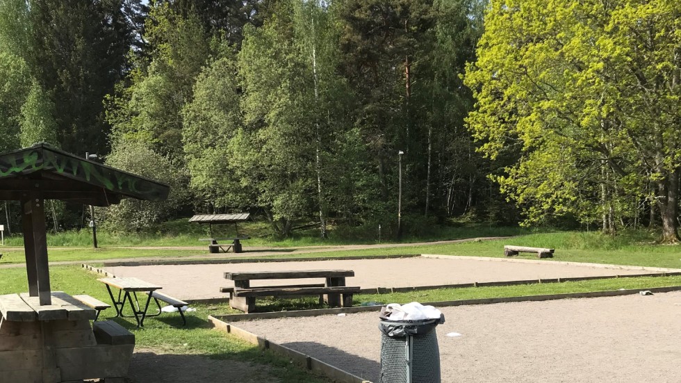 Trasiga utemöbler och soptunnor utan lock. Hög tid för en uppfräschning i Vidingsjö, tycker insändarskribenten.