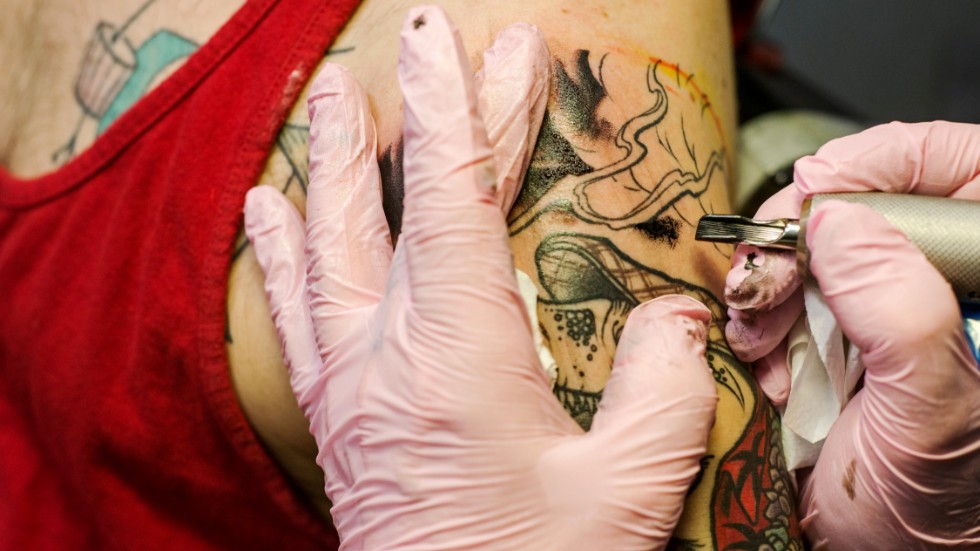 Forskare i Lund går till botten med frågan om eventuella cancerrisker med tatuering. Arkivbild.