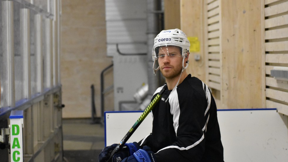 Oscar Lindberg på plats i C-hallen. Han är hemma efter ett speciellt år i Ryssland. Han förbereder sig för spel med landslaget.