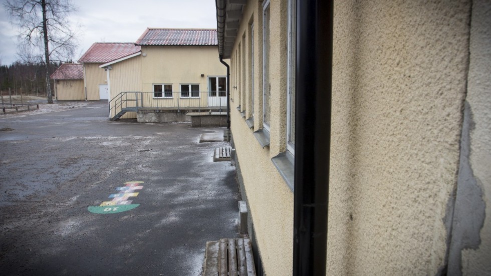 Marmorbyns skola F-6 kritiseras av Skolinspektionen för att ha en hög andel obehöriga lärare och för att lärare undervisar i andra ämnen än de som de är behöriga i, vilket strider mot skollagen. Skolinspektionen fastslår också att skolan brister i arbetet med att utreda elevers behov av särskilt stöd. 
