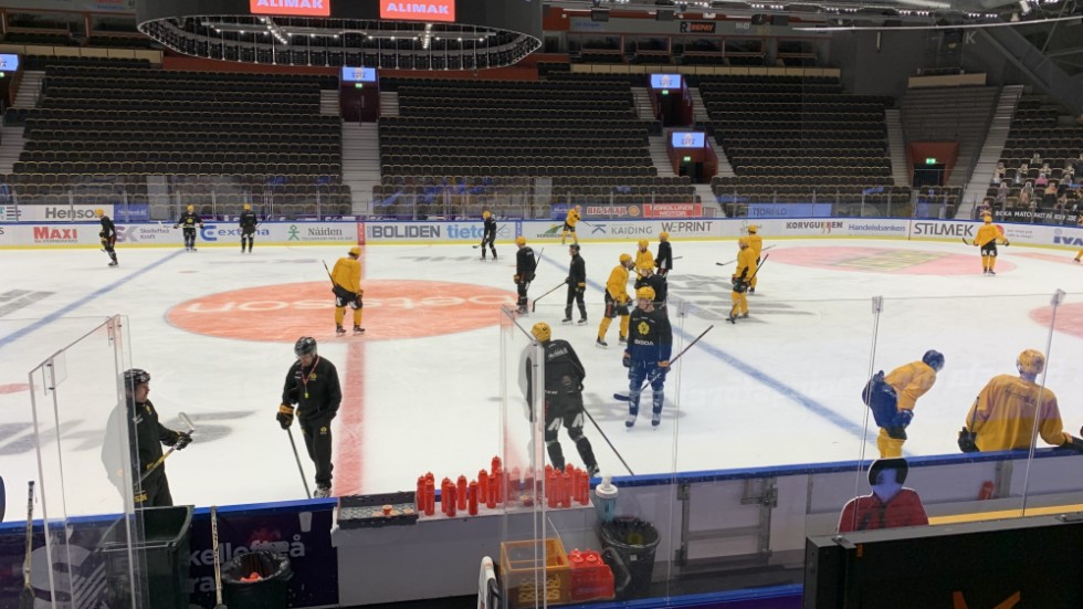 22 utespelare och tre målvakter deltar på AIK:s träning under tisdagsförmiddagen.