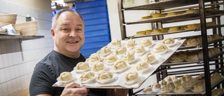 Mikael bakade tusentals kanelbullar under måndagen