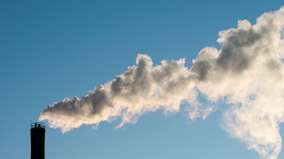 Om människor tror att Sveriges nationella utsläpp har ökat när det i praktiken minskat så försvårar det möjligheterna att få ett starkt politiskt stöd i riksdagen för en offensivare klimatpolitik, skriver debattören.