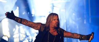 Vince Neil skadad efter fall från scen