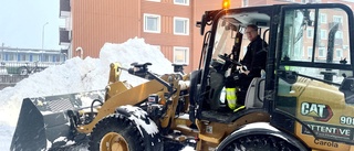 Snöröjningen går på högvarv • Upp till tolv timmars arbetspass • "Mer orkar inte kroppen"