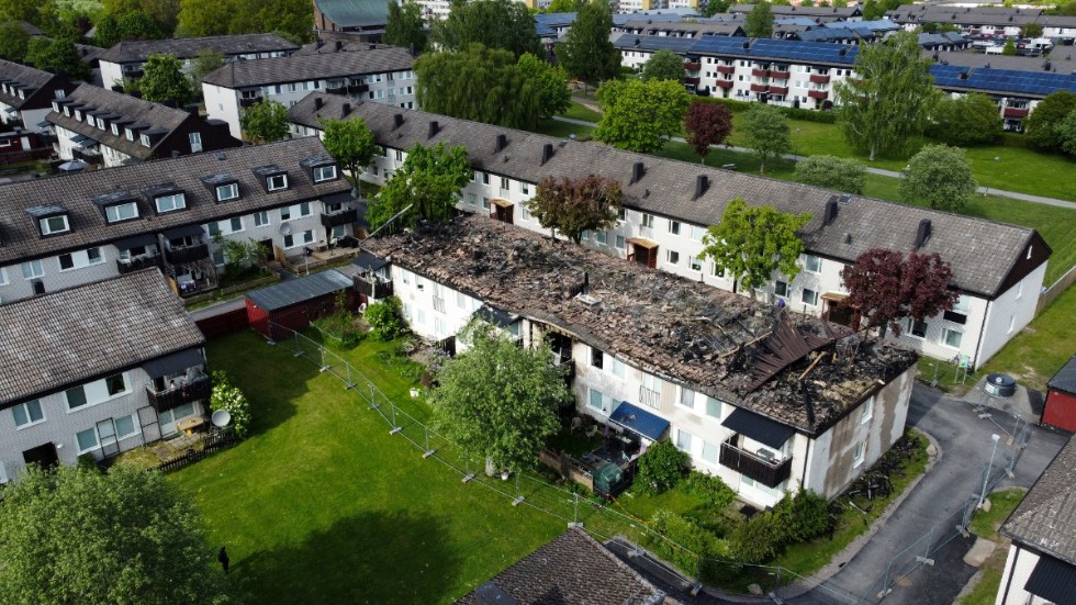 På lördagen utbröt en kraftig brand i ett flerfamiljshus på Sörgårdsgatan. En man hittades död. 