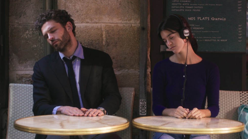 Suzanne Lindon spelar själv huvudrollen i "Vår i Paris" med Arnaud Valois som motspelare. Pressbild.