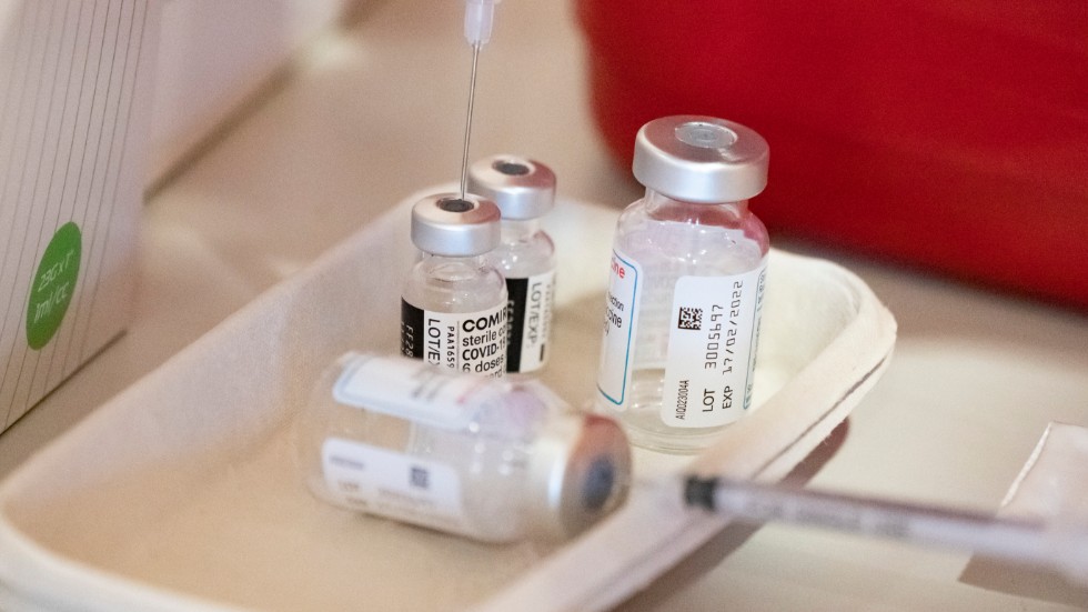 Unga mellan 12 och 17 år rekommenderas inte längre att vaccinera sig mot covid-19. Arkivbild.