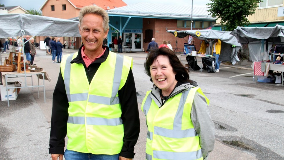 Johan Isaxon och Gudrid Hansen, från Kisa Handel & Service, är nöjda med det aningen pandemianpassade torgarrangemang som under fem fredagar ägt rum i Kisa.