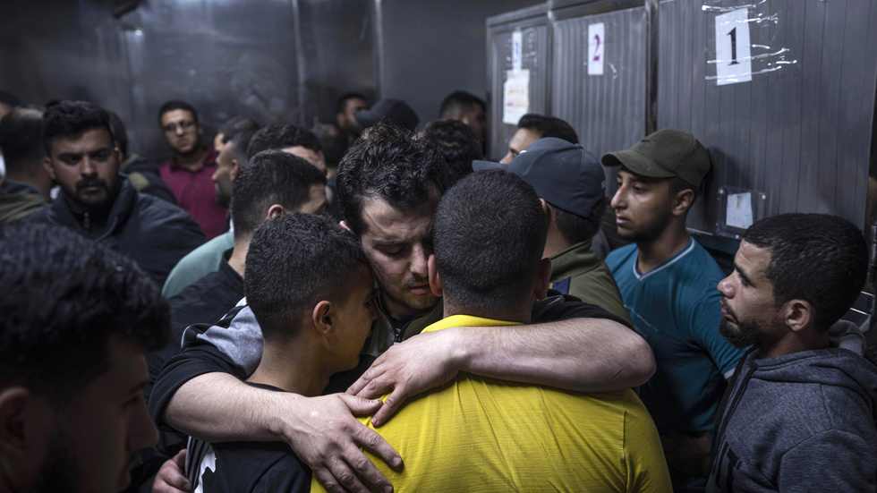Sörjande på Al-Shifa-sjukhuset i Gaza City efter att Israeliska flygräder dödat ett dussin döda palestinier. 