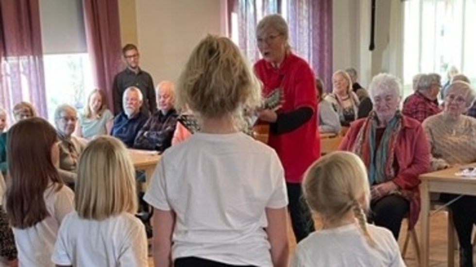 Barnkören Young Singers uppträdde, senare visade naturfotografen Karin Thorell sina bilder.