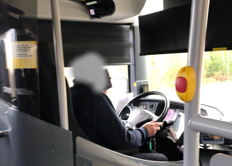 Här talar busschauffören i mobiltelefon under färd mellan Västervik och Vimmerby på onsdagen. Enligt resenären som tagit bilden körde bussen i runt 100 kilometer. "Det var i varje fall på en 100-sträcka" säger Vimmerbybon.